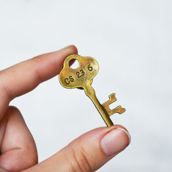 Small Key Pin Brooch - Picture 1 of 3